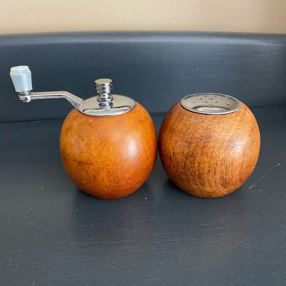 Wooden retro pepper mill and salt shaker set!